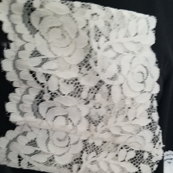 Elegant Black Dress with Lace Sleeves - Picture 4 of 7